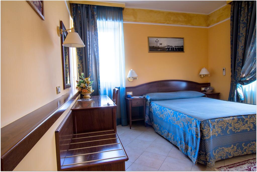 צ'יאמפינו B&B Degli Amici חדר תמונה