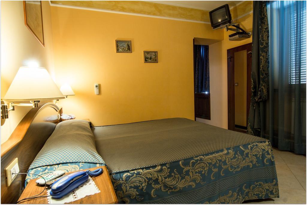 צ'יאמפינו B&B Degli Amici חדר תמונה