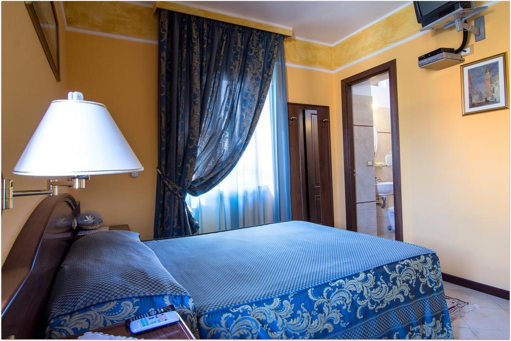 צ'יאמפינו B&B Degli Amici חדר תמונה