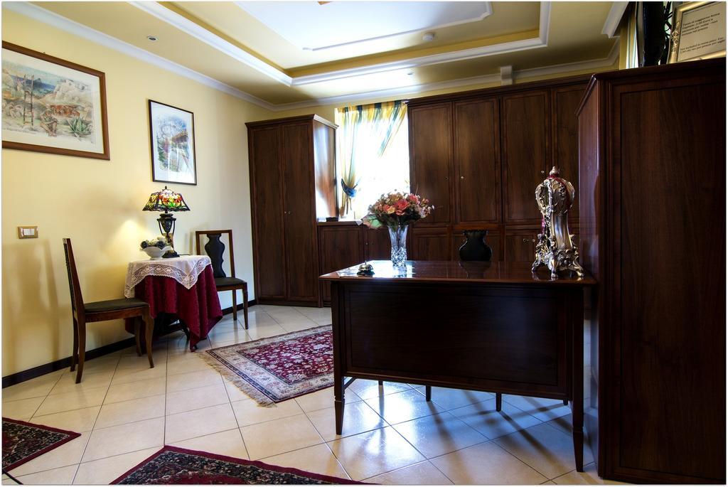 צ'יאמפינו B&B Degli Amici מראה חיצוני תמונה