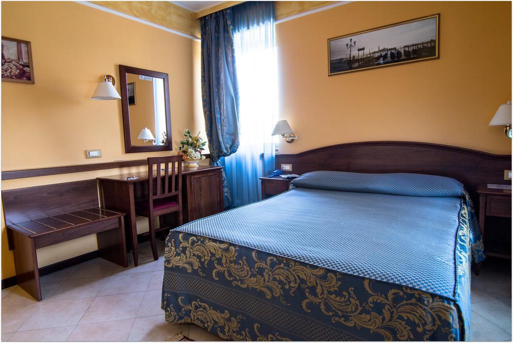 צ'יאמפינו B&B Degli Amici חדר תמונה